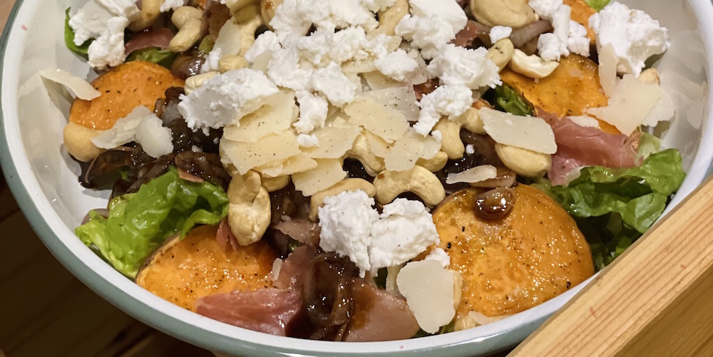 Recept zoete aardappelsalade met spekjes, cashewnoten en balsamico-uitjes