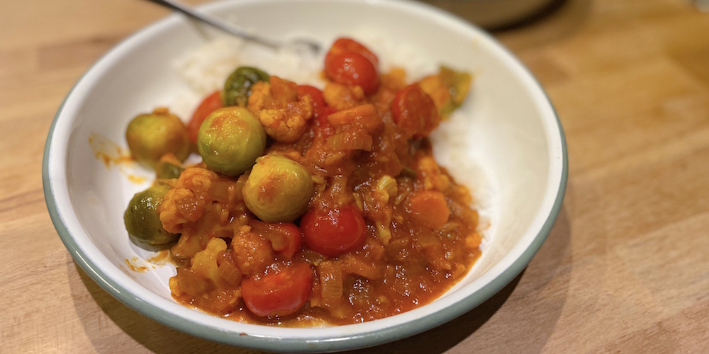 Curry recept met rijst, tomaat, bloemkool en spruitjes